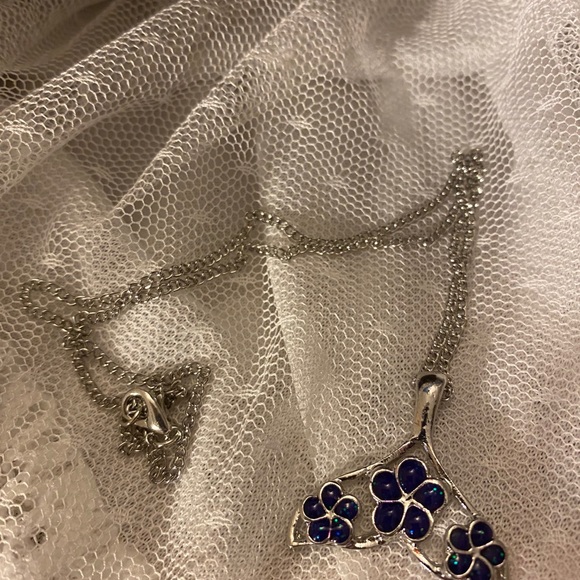 Silver glitter flower mermaid tale Necklace - Picture 3 of 3